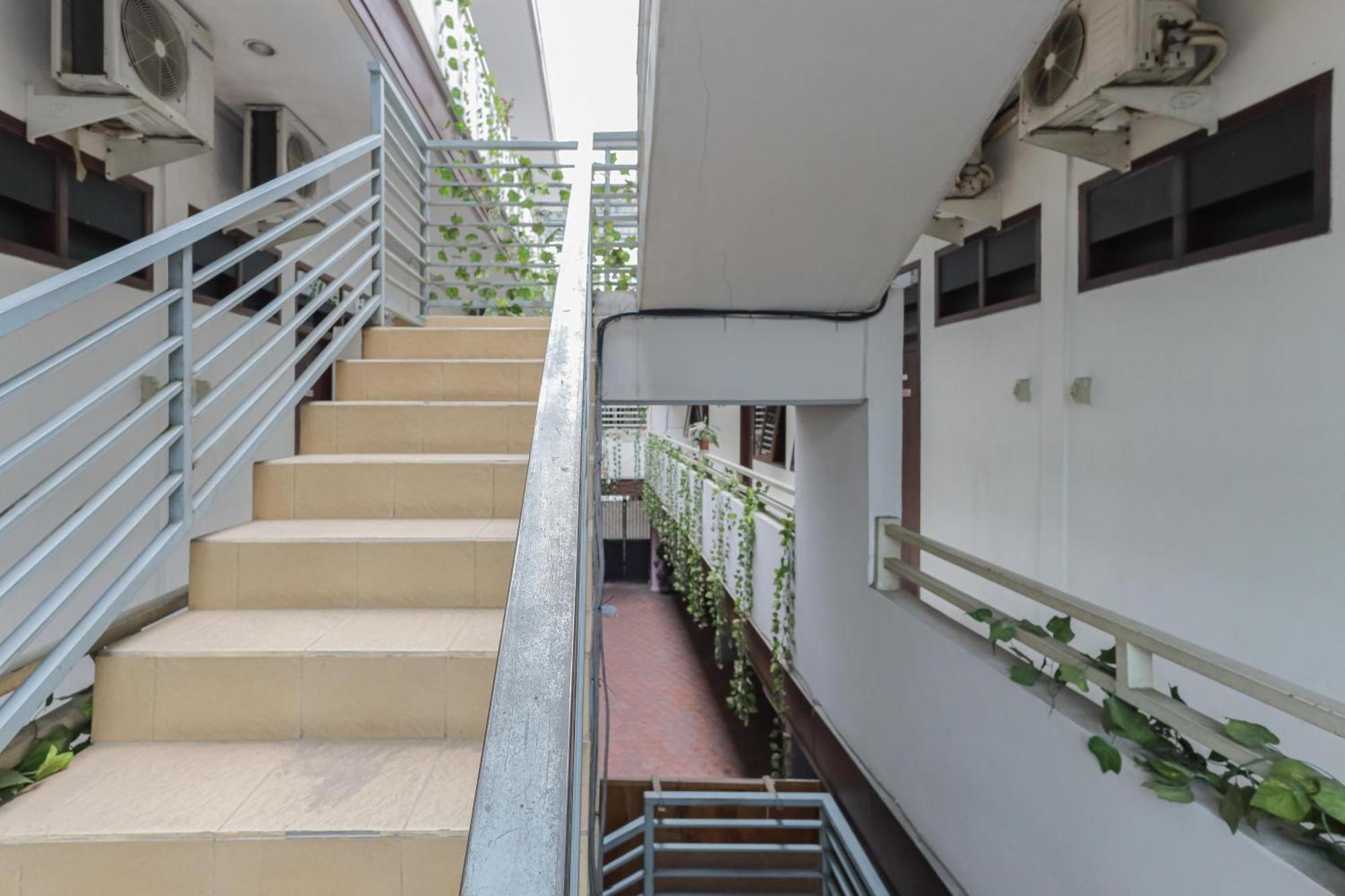 Reddoorz At Pondok Candra Surabaya Exteriör bild