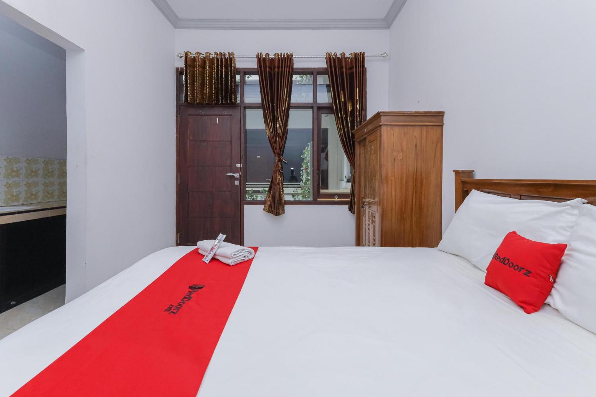 Reddoorz At Pondok Candra Surabaya Exteriör bild