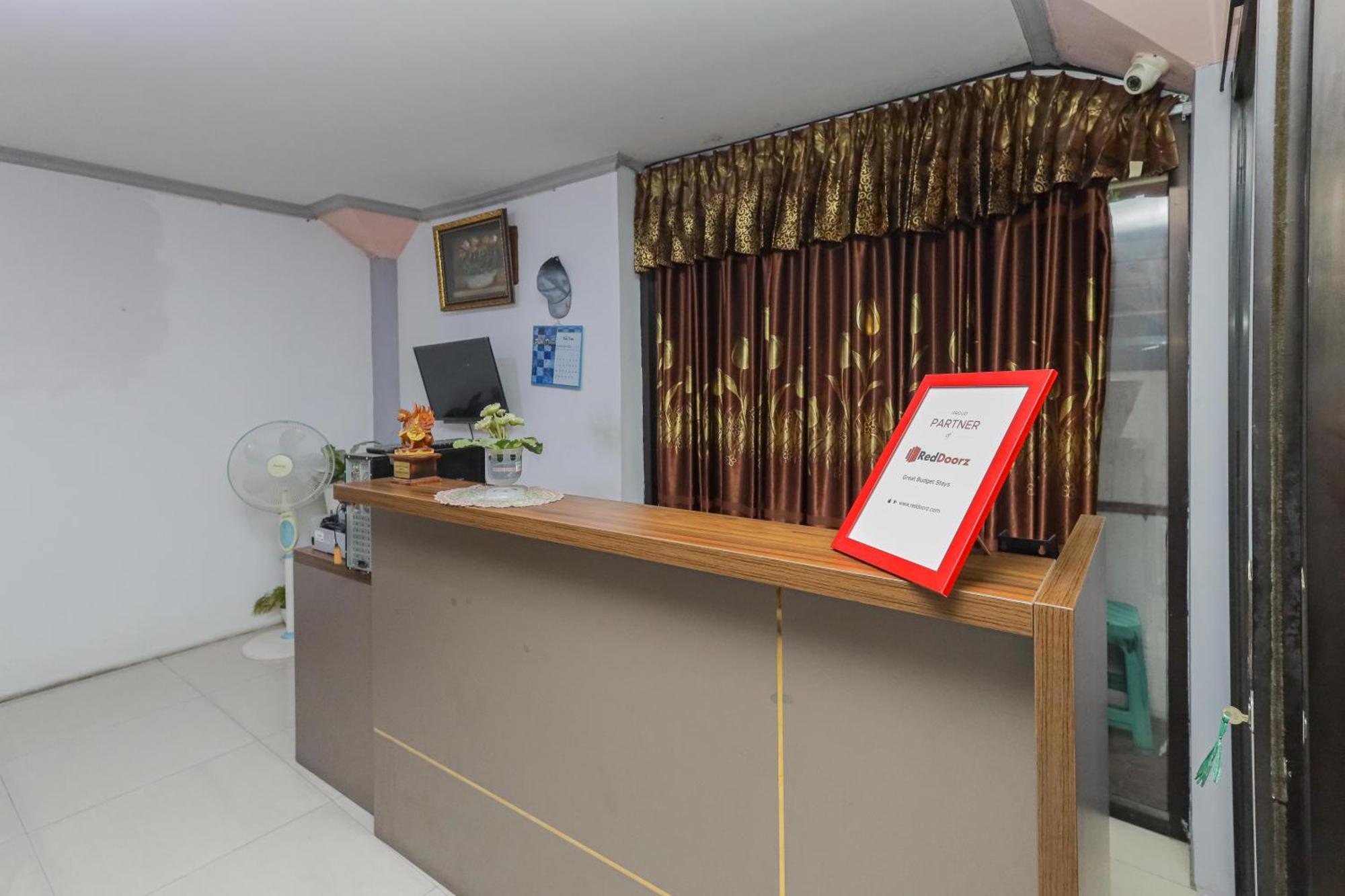 Reddoorz At Pondok Candra Surabaya Exteriör bild